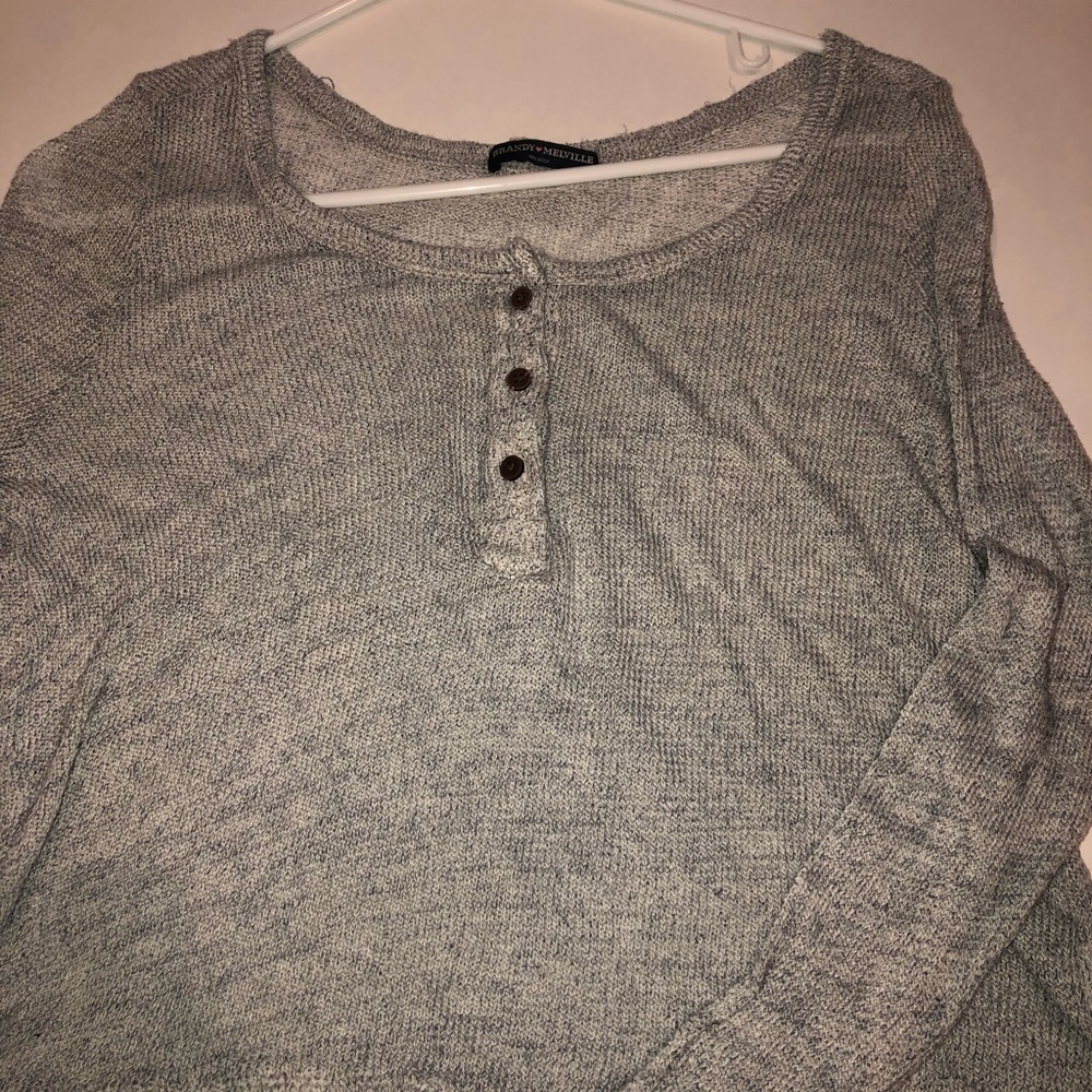 grey long sleeve shirt